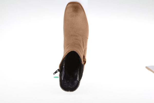 Schuh-Retusche von Spratzern, Falten und Nähten im Detail Schuh-Retusche von Spratzern, Falten und Nähten im Detail